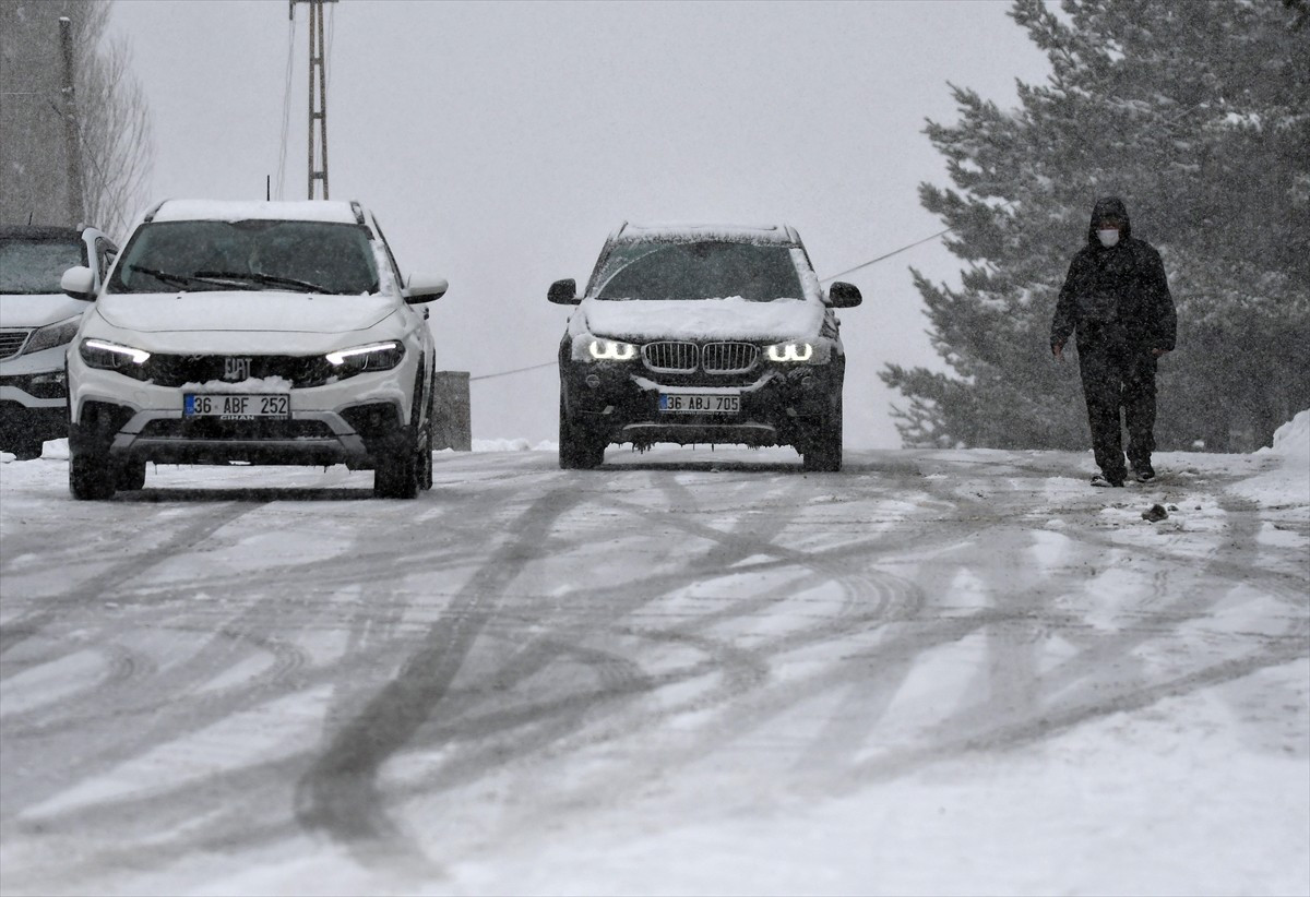 Kars'ta sabah saatlerinde başlayan kar etkisini sürdürüyor. Sarıkamış ilçesinde kar yağışı akşam...