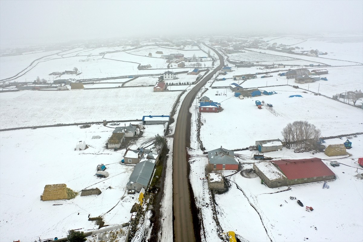 Kars'ta sabah saatlerinde kar yağışı etkili oldu. Yağışla kent merkezi ile köyler beyaza...
