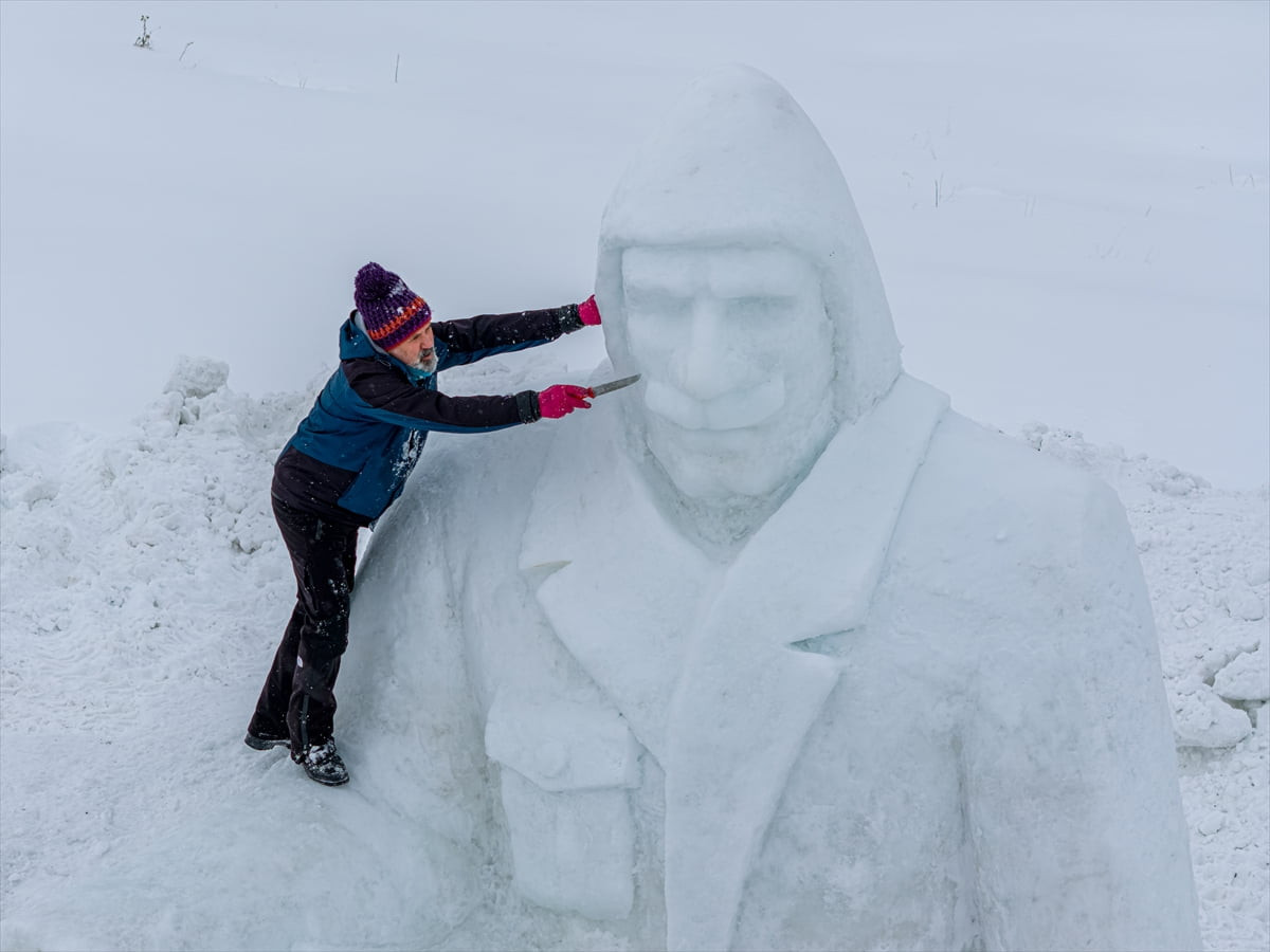 Kars'ta Sarıkamış Harekatı'nın 111. yılı anma etkinlikleri kapsamında kardan hazırlanan iki...