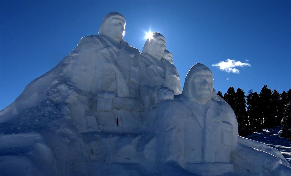 Kars'ta Sarıkamış Harekatı'nın 111. yılı anma etkinlikleri kapsamında yapılan kardan heykeller...