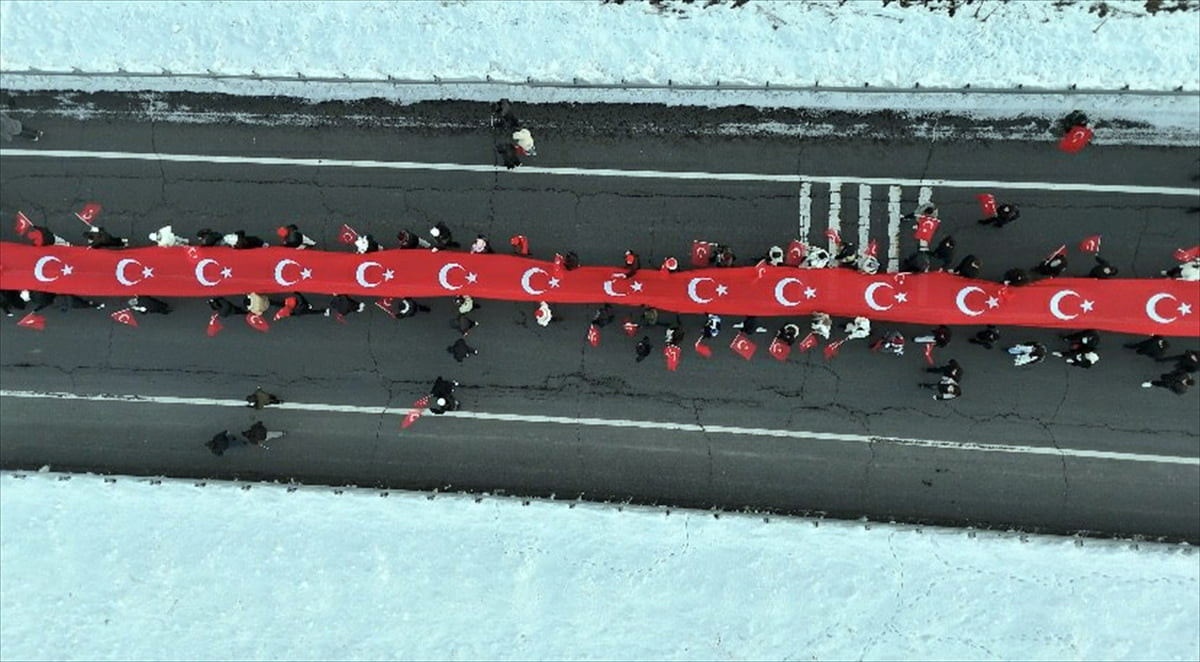 Kars'ta Sarıkamış şehitleri için meşaleli yürüyüş yapılarak temsili nöbet tutuldu. Sarıkamış...