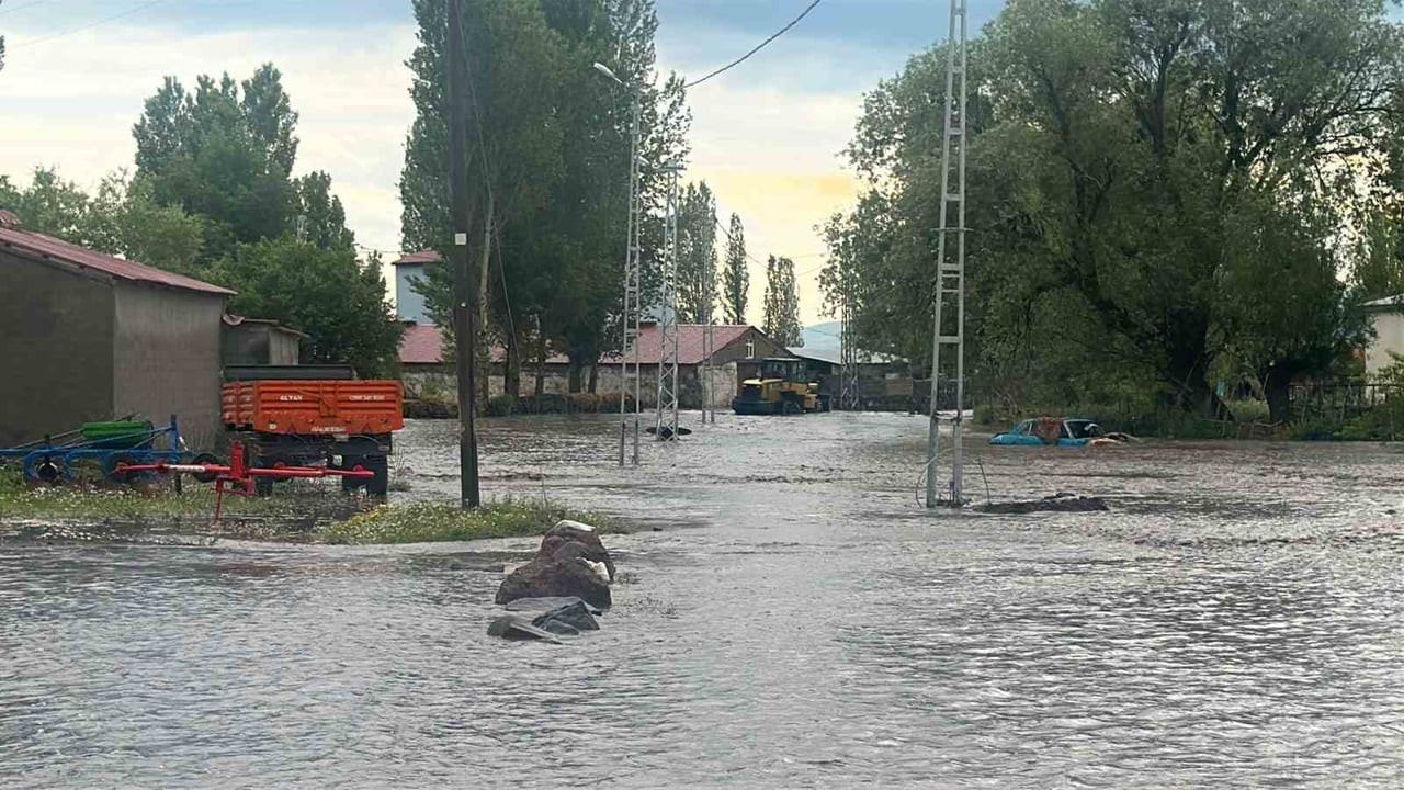 KARS'TA SELİN ORTASINDA MAHSUR KALAN YAŞLI ÇİFT KURTARILDI