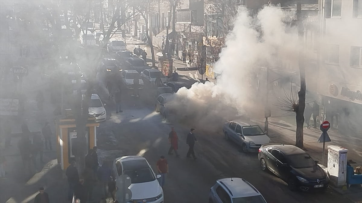 Kars'ta seyir halindeki otomobilde çıkan yangın itfaiye ekiplerince söndürüldü.