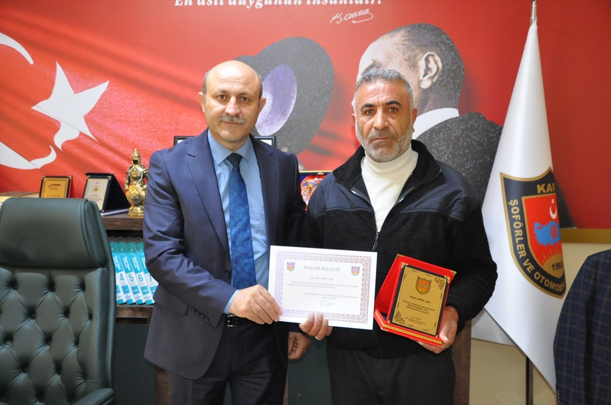 Kars'ta seyir halindeyken rahatsızlanan yolcuyu güzergahını değiştirerek hastaneye ulaştıran...