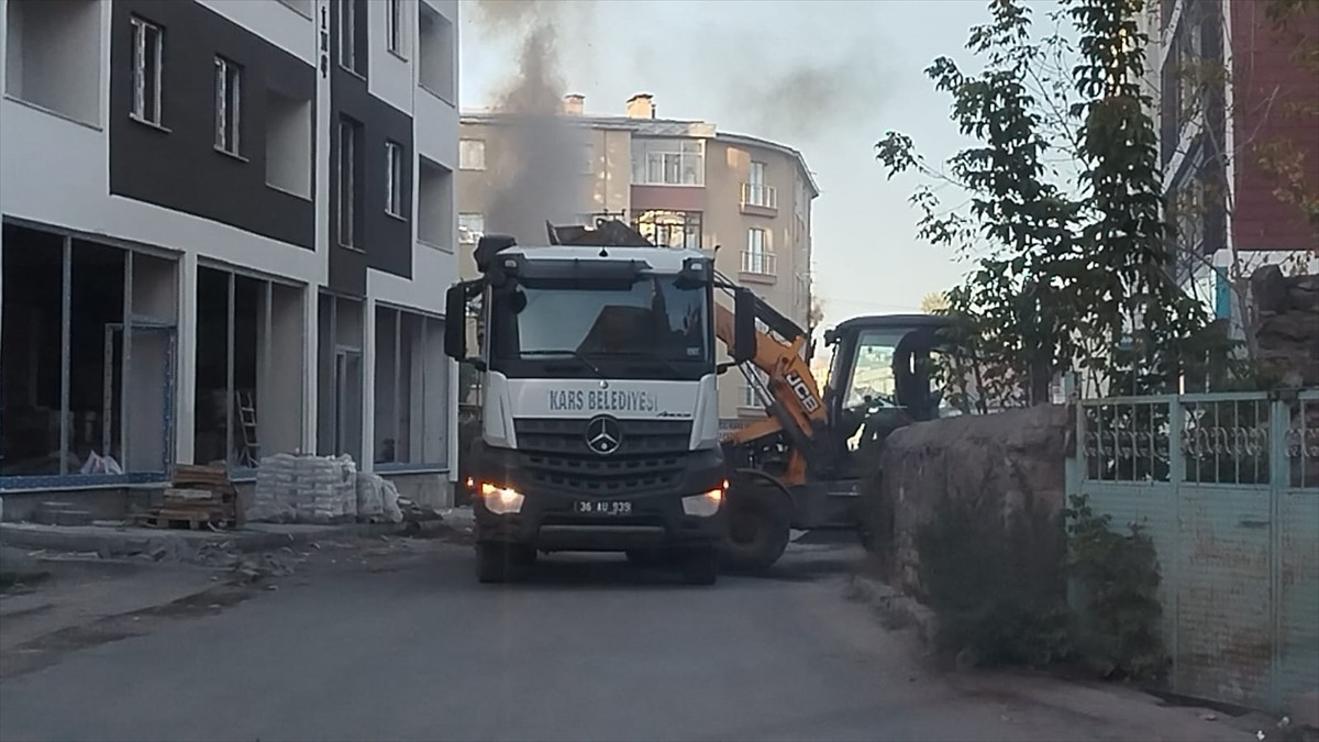 Kars'ta seyir halinkeki çöp kamyonunun kasasında çıkan yangına, inşaat alanında çalışan bir iş...