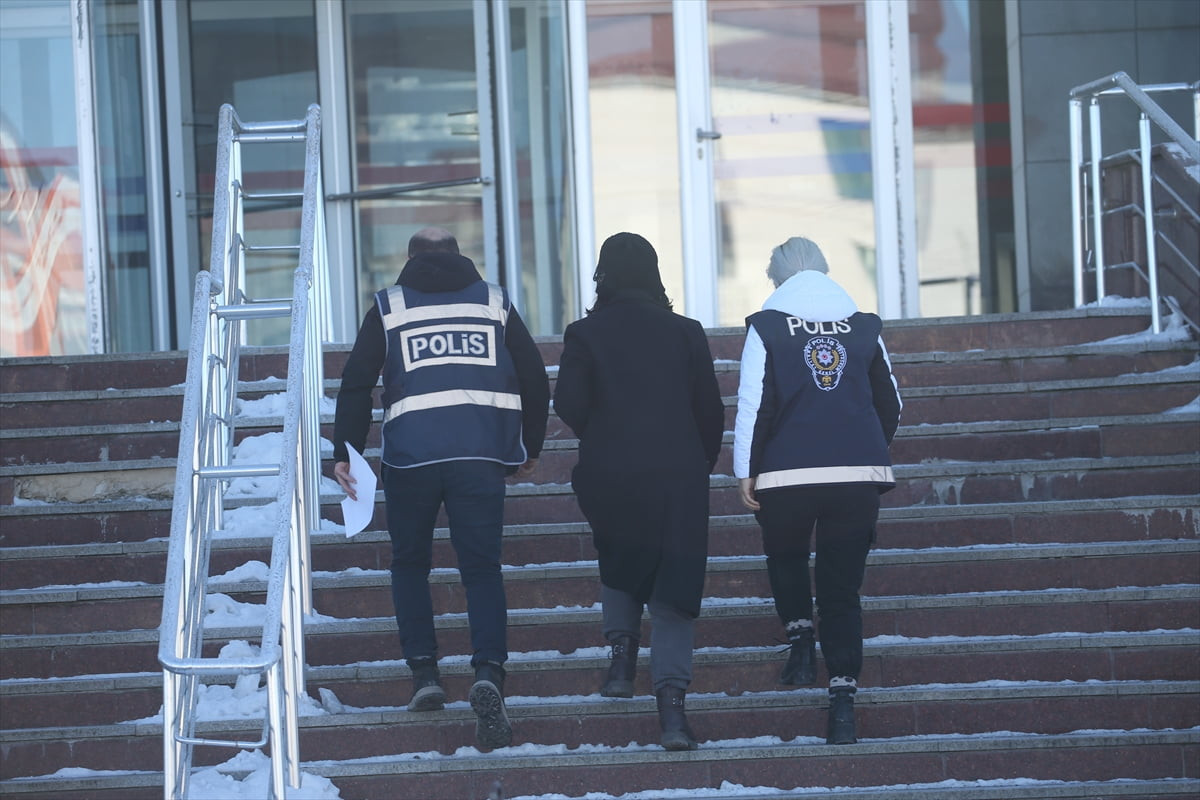 Kars'ta sosyal medya paylaşımında nefret ve ayrımcılık suçunu işlediği iddiasıyla gözaltına alınan...