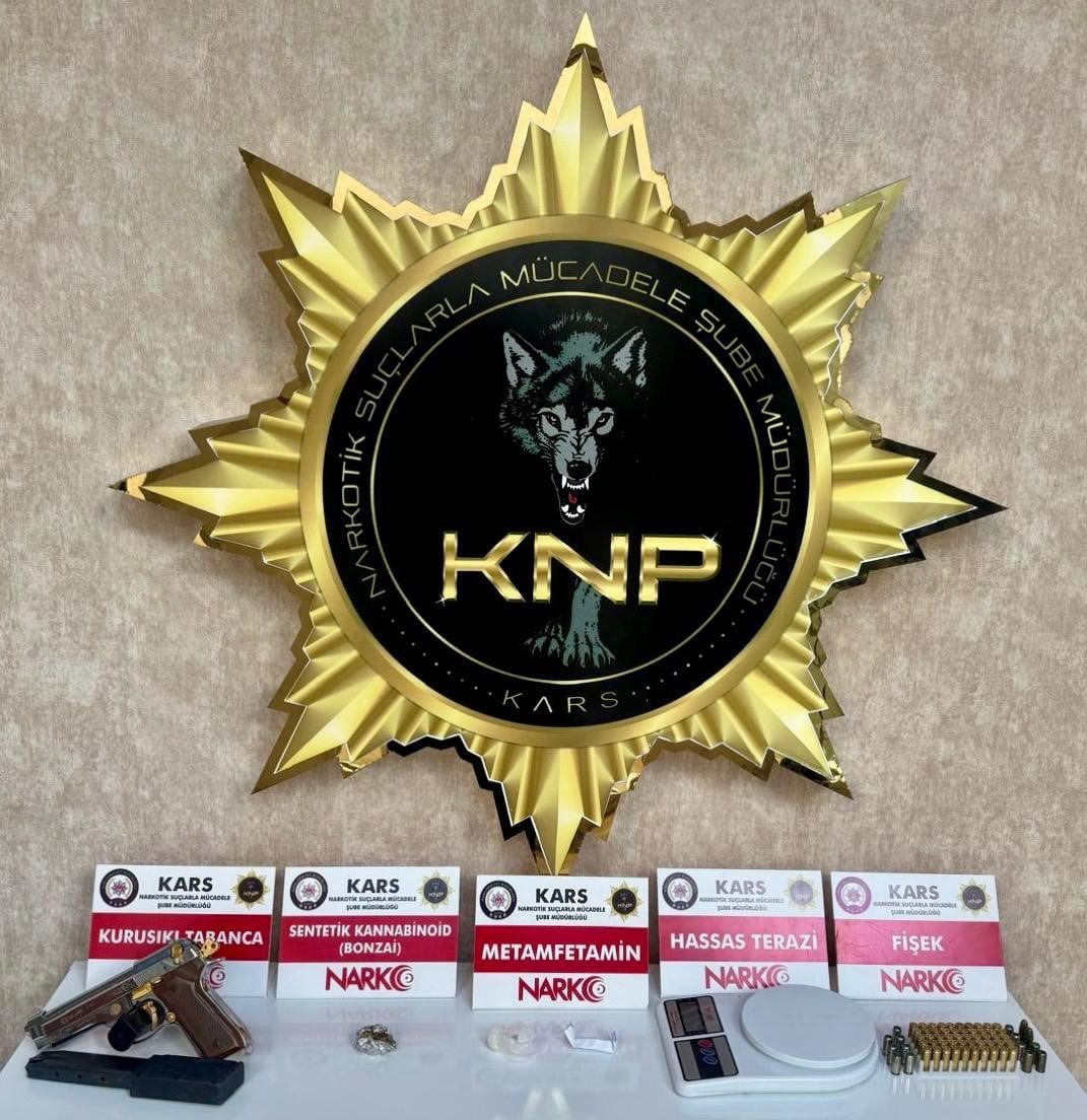KARS'TA TORBACILARA NARKOTİK DARBESİ: 1 KİŞİ TUTUKLANDI(KARS-İHA)