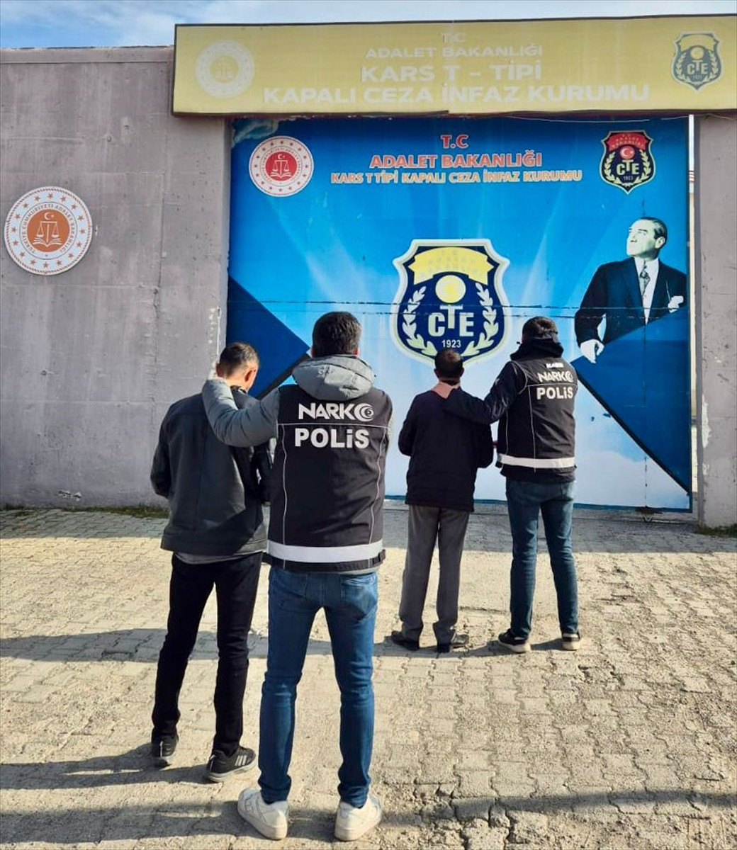 Kars'ta uyuşturucu ticareti suçundan haklarında kesinleşmiş hapis cezası bulunan firari 2 hükümlü...
