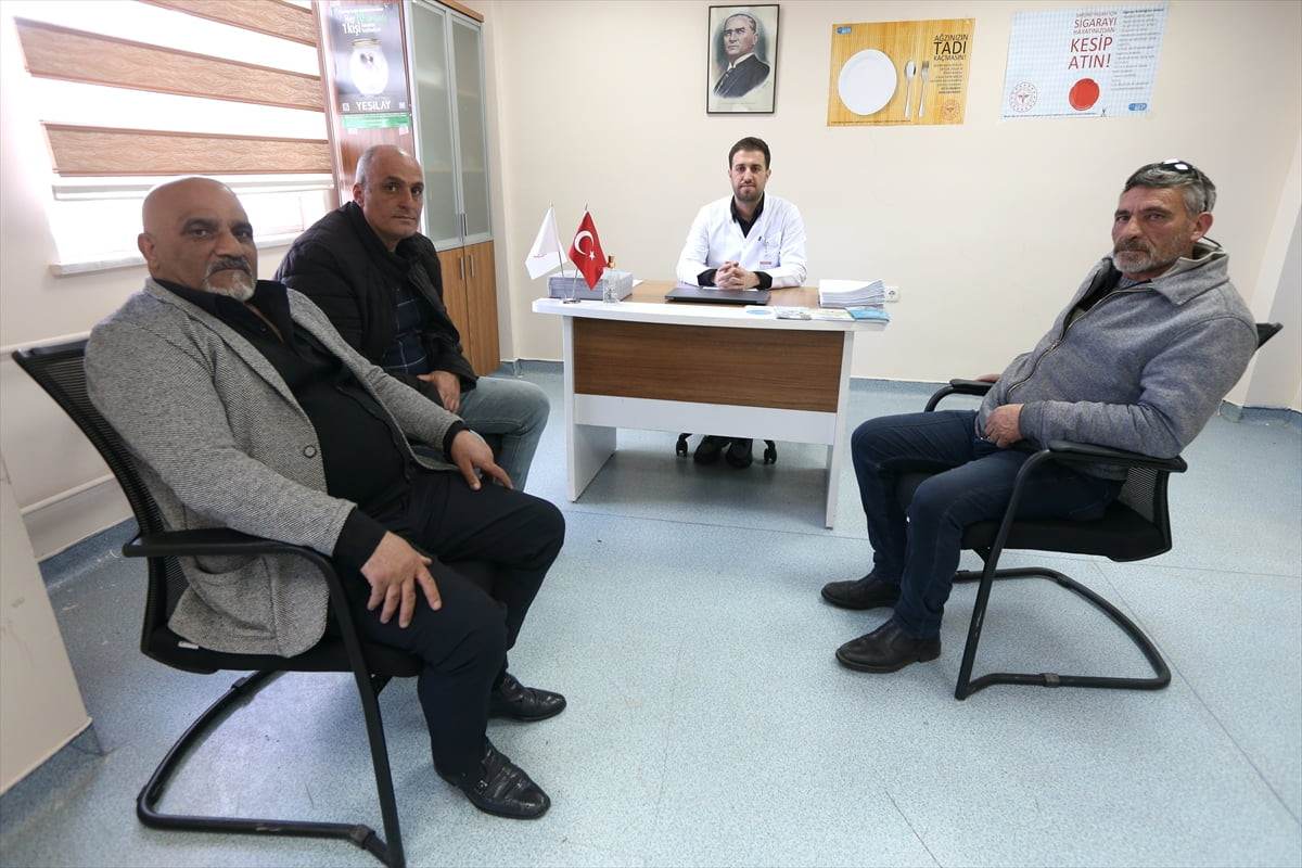 Kars'ta uzun yıllar sigara kullanıp sigara bırakma polikliniğine başvuranlar, aldıkları ücretsiz...