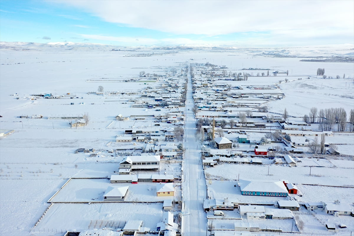 Kars'ta yağış sonrası karla kaplanan köyler dronla görüntülendi.