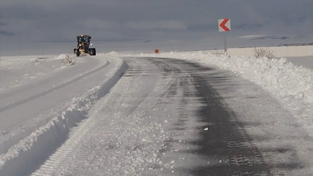 Kars'ta yoğun kar yağışı ve tipi nedeniyle kapanan 20 köy yolu ulaşıma açıldı.