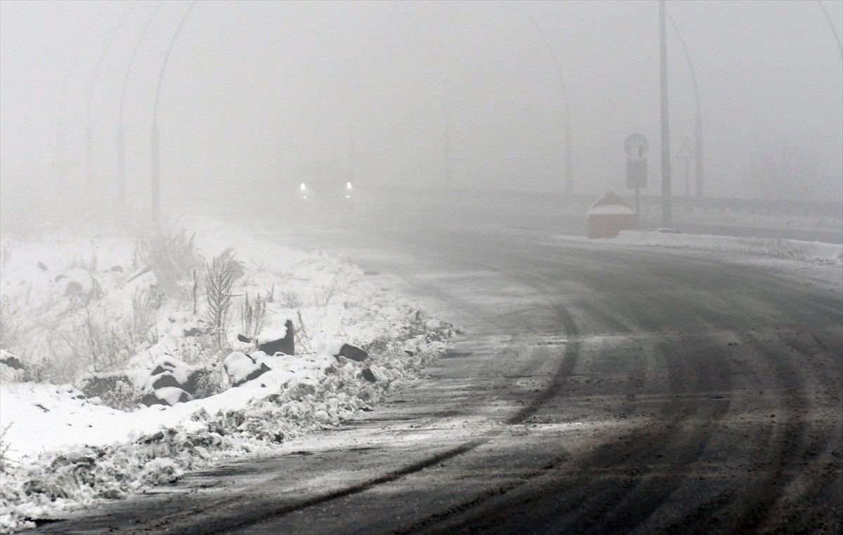 Kars'ta yoğun sis etkili oluyor. Sarıkamış ilçesinde, kar yağışının ardından akşam saatlerinde sis...