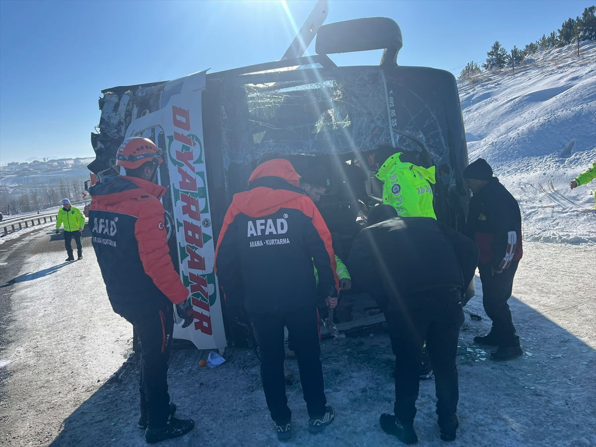 Kars'ta yolcu otobüsünün devrilmesi sonucu 17 kişi yaralandı. İhbar üzerine bölgeye jandarma, AFAD...