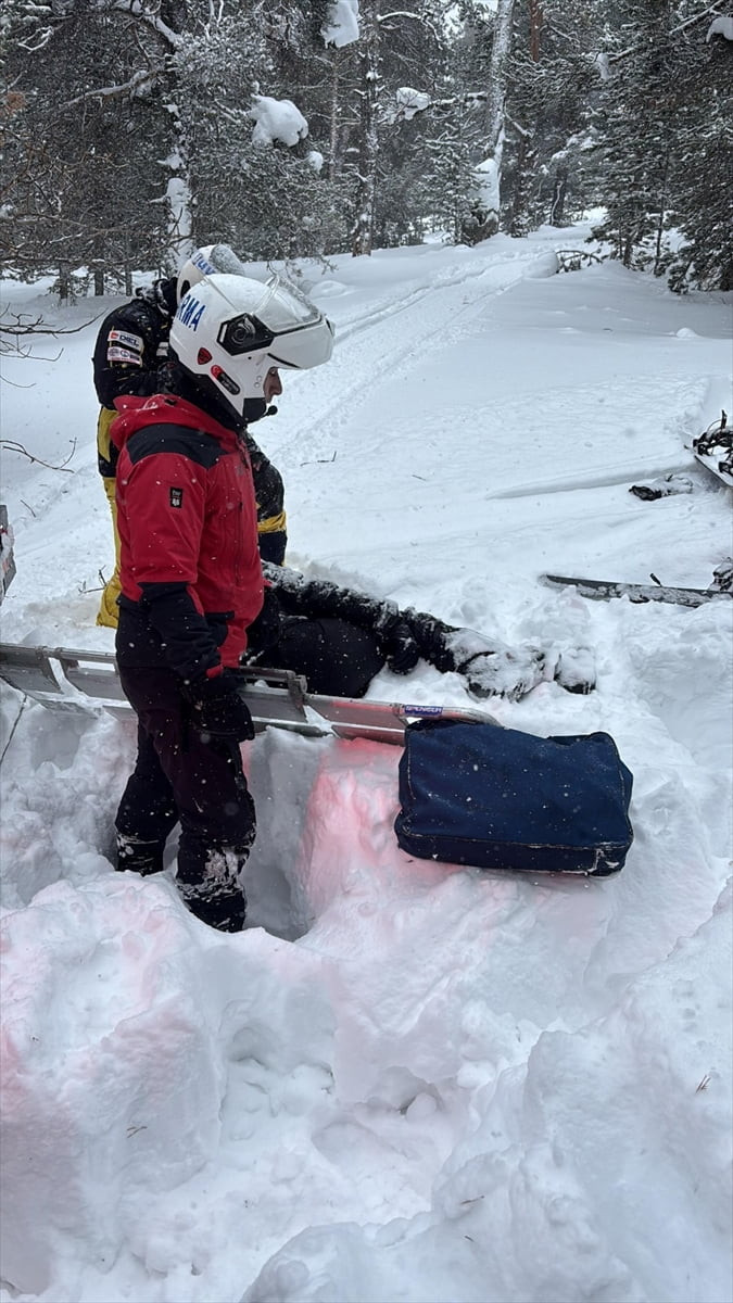 Kars'taki Sarıkamış Kayak Merkezi'nde kayak yaparken pistten çıkarak yaralanan kayakçıyı JAK...