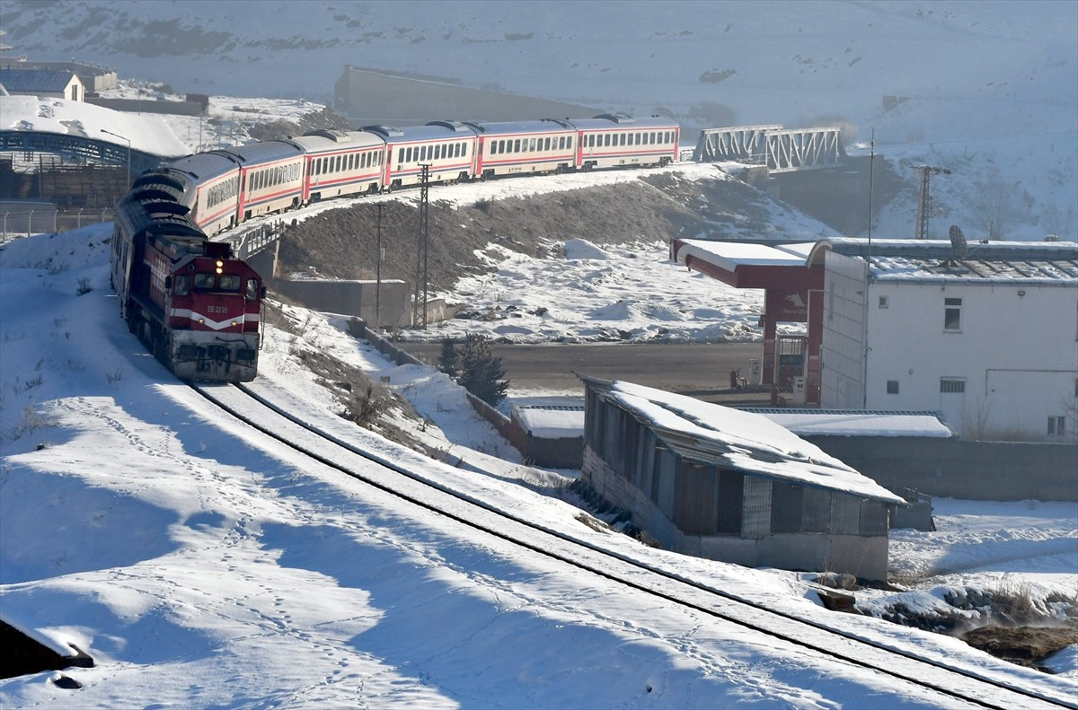 Kars'tın Sarıkamış ilçesinde dondurucu soğuk hava etkili oldu. 