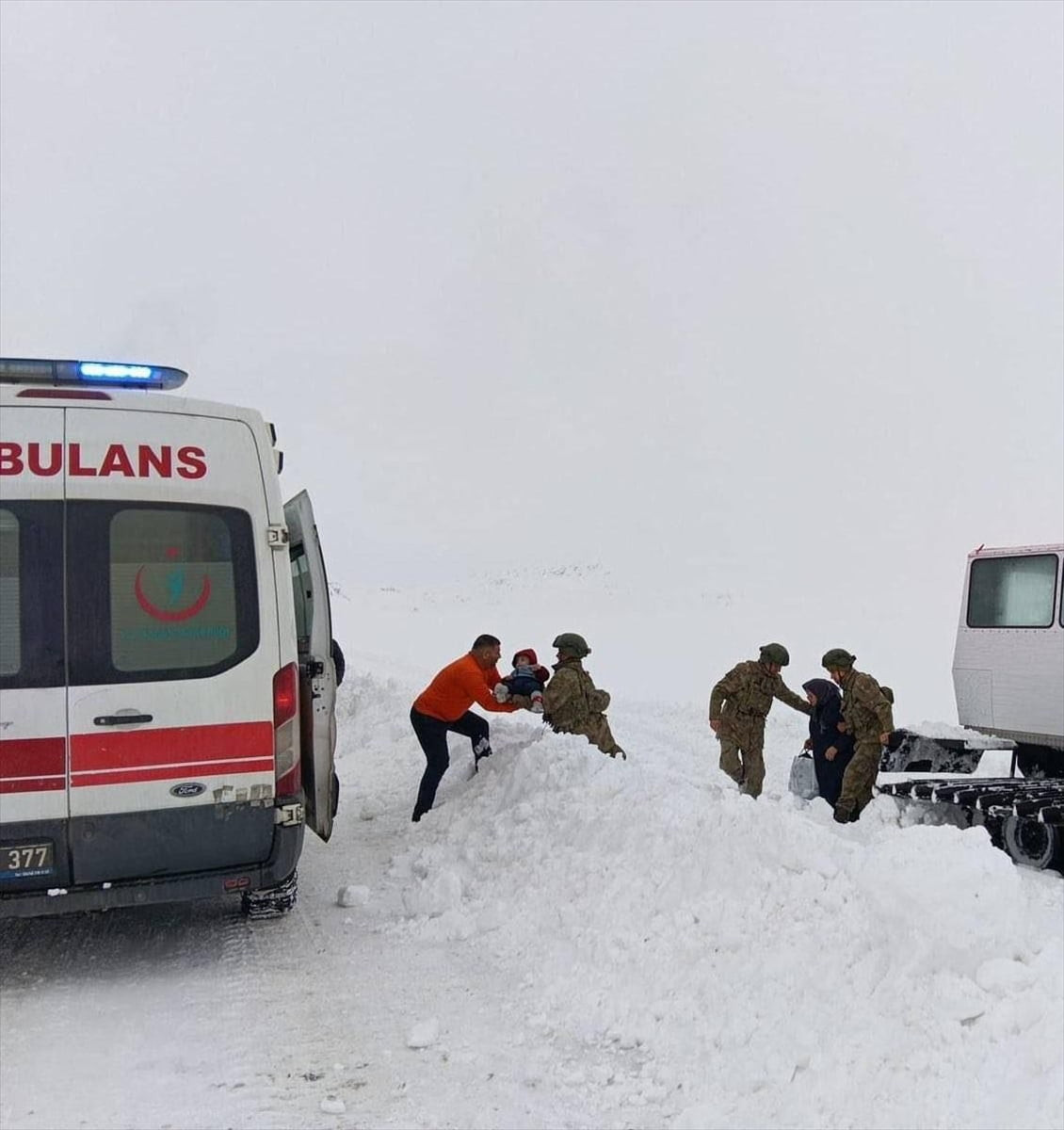 Kars’ın Akyaka ilçesindeki İbiş köyünde ateş ve nefes darlığı problemi yaşayan iki çocuk, yoğun...