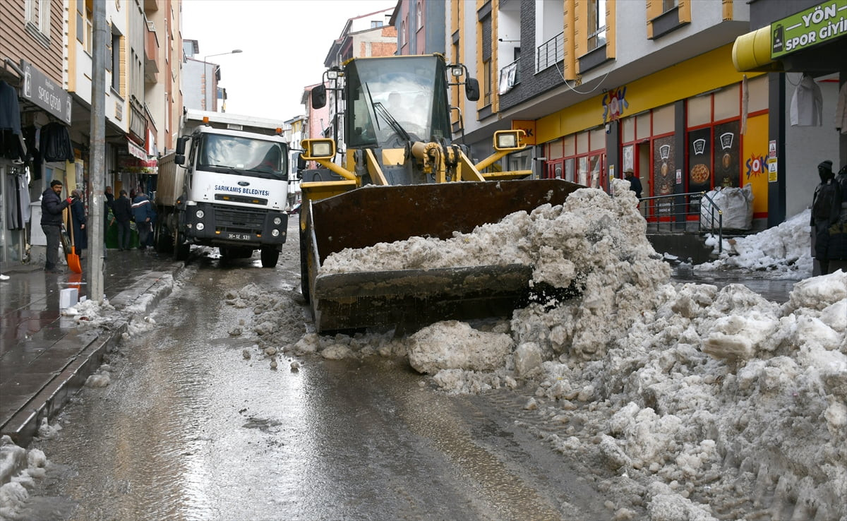 Kars’ın Sarıkamış ilçe merkezinde biriken kar ve buz kütleleri, iş makineleriyle yerleşim alanı...