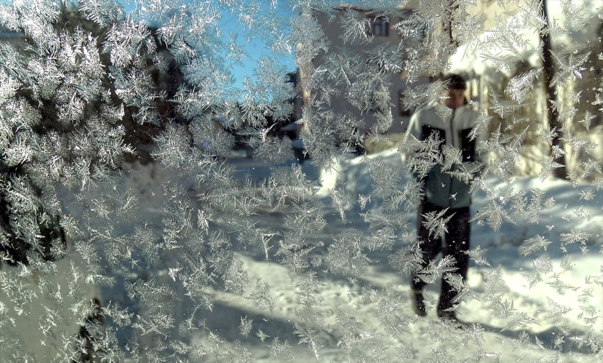 Kars’ın Sarıkamış ilçesinde kar yağışı yerini soğuk havaya bıraktı. İlçede araç camları buz...