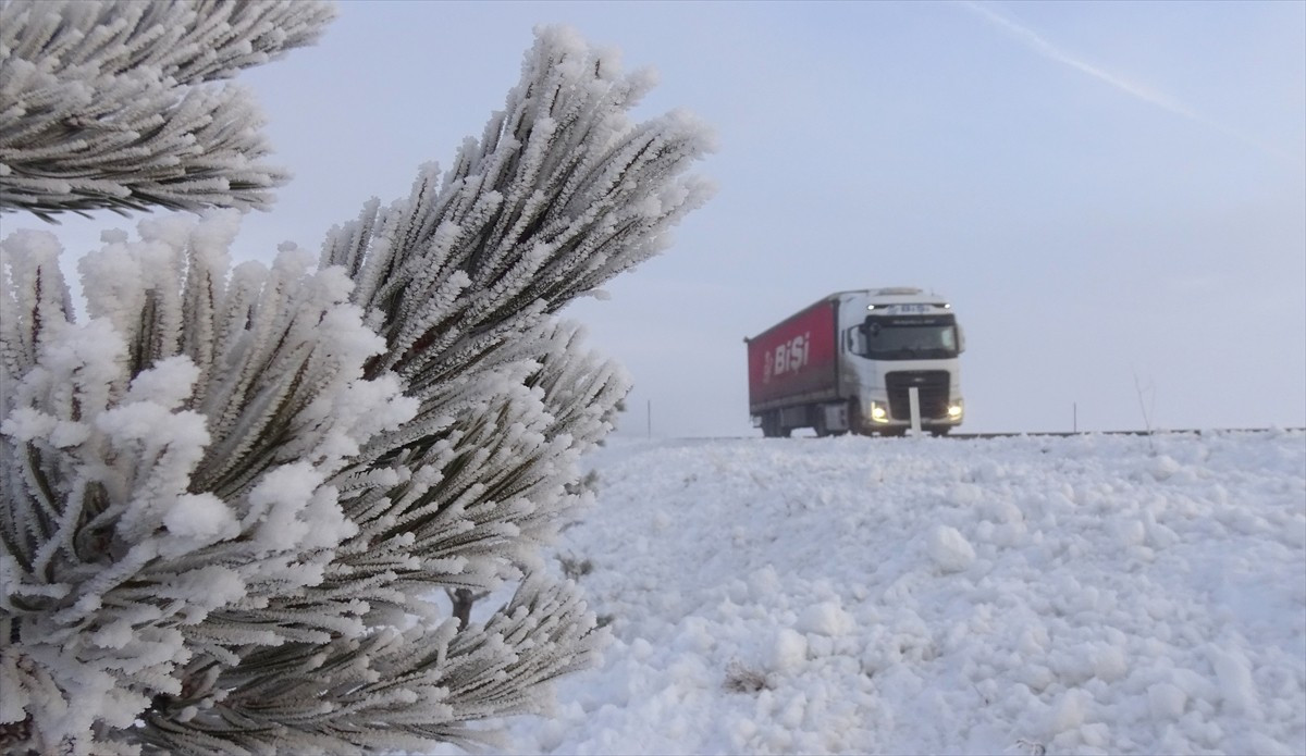 Kars’ın Sarıkamış ilçesinde kar yağışının ardından soğuk hava ve sis etkili oldu. Soğuk hava...