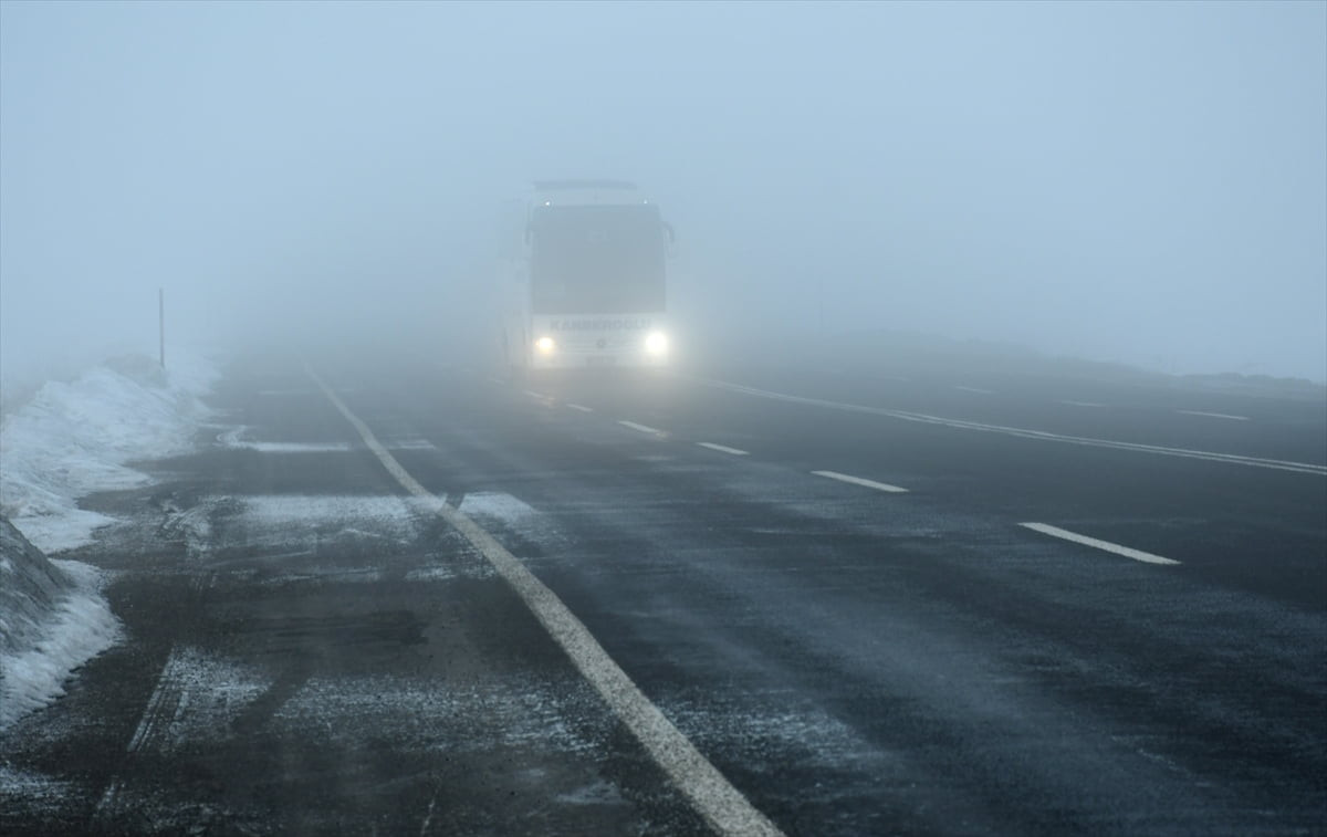 Kars’ın Sarıkamış ilçesinde sabah saatlerinde sis etkili oldu.