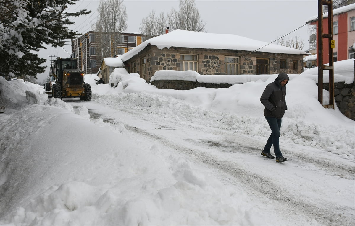 Kars’ın Sarıkamış ilçesinde soğuk hava etkili oluyor.
