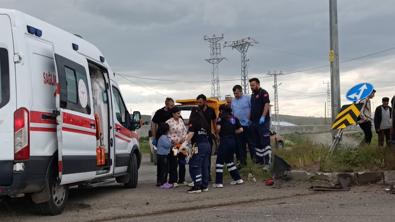 KARS’TA 2 ARAÇ ÇARPIŞTI: 3’Ü ÇOCUK 5 KİŞİ YARALANDI(KARS-İHA)
