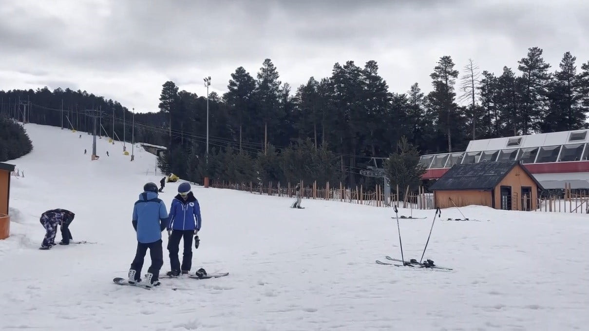 KARS’TA BAHAR ORTASINDA KAYAK KEYFİ: SARIKAMIŞ’TA SEZON NİSAN’DA DA SÜRÜYOR