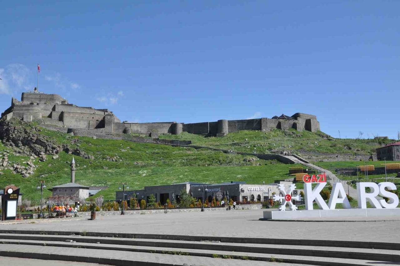 KARS’TA BAYRAM SESSİZLİĞİ: KENTİN EN İŞLEK NOKTALARI BOŞ KALDI(KARS-İHA)