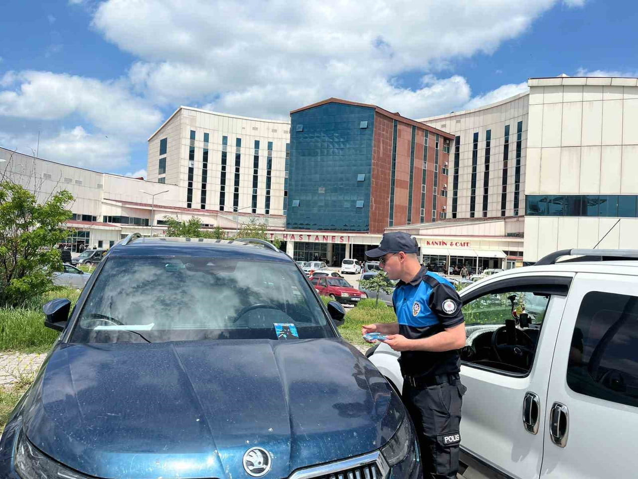 KARS’TA HASTANE OTOPARKLARINDA HIRSIZLIĞA KARŞI POLİS UYARISI(KARS-İHA)
