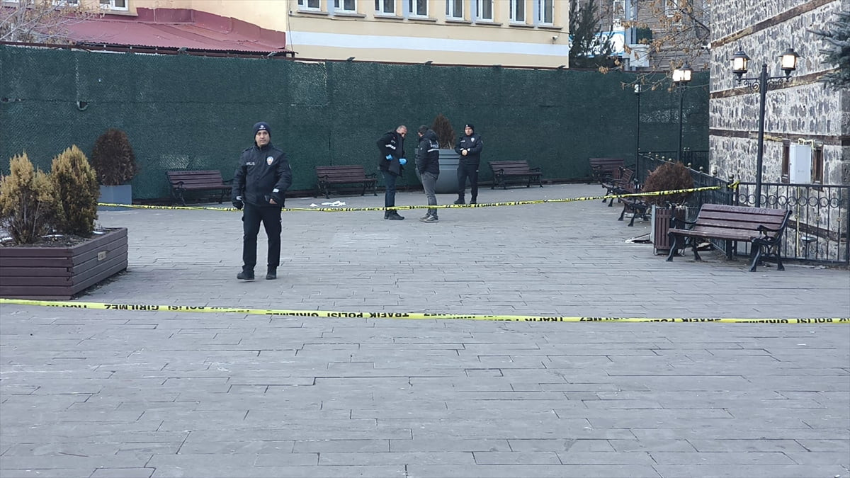 Kars’ta iki grup arasında çıkan bıçaklı ve sopalı kavgada 2'si ağır 7 kişi yaralandı. Ekipler olay...