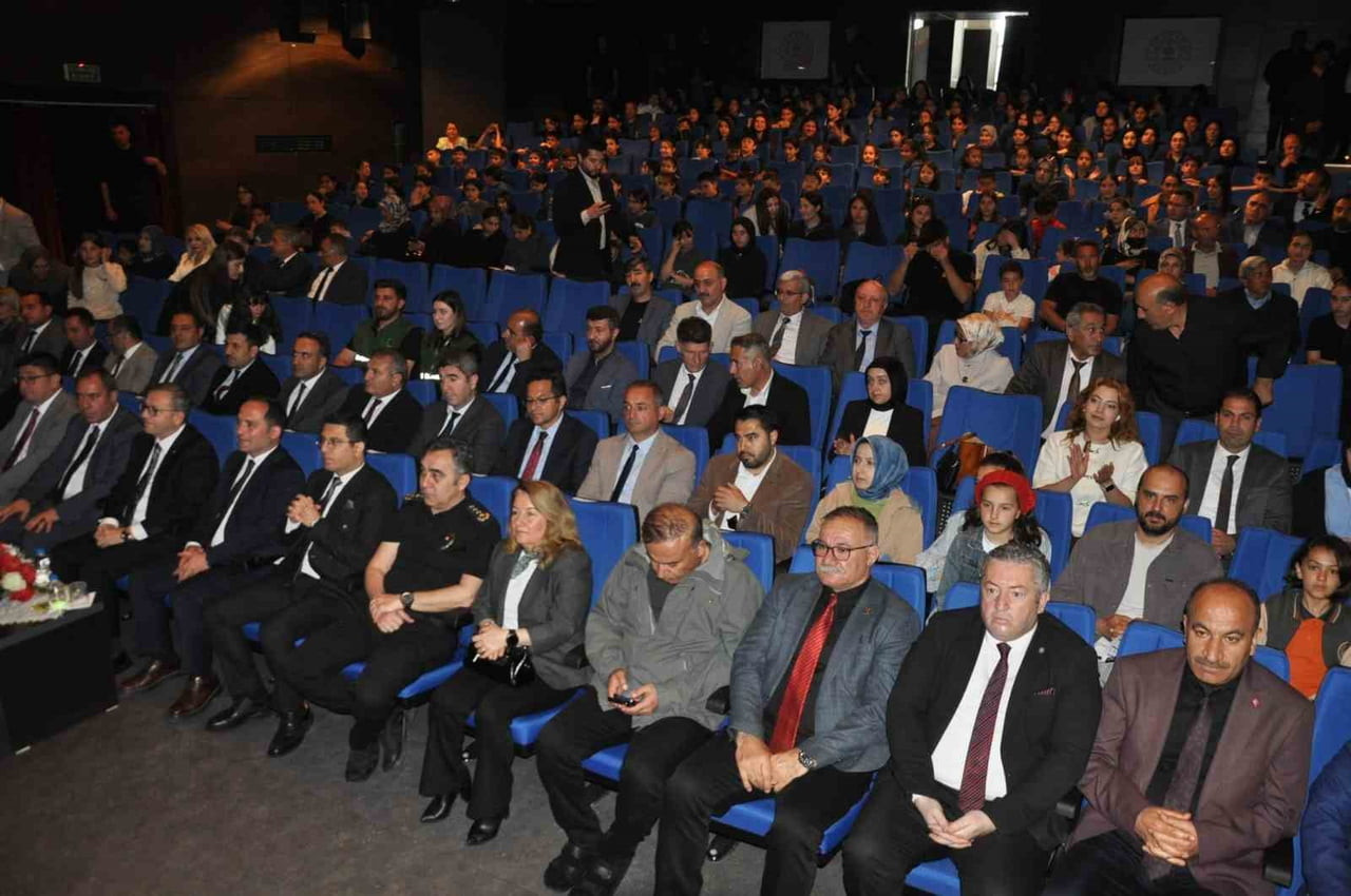 KARS’TA KİTAP SEFERBERLİĞİ: 98 BİN KİTAP OKUNDU, EN ÇOK OKUYAN ÖĞRENCİ VE VELİLER...