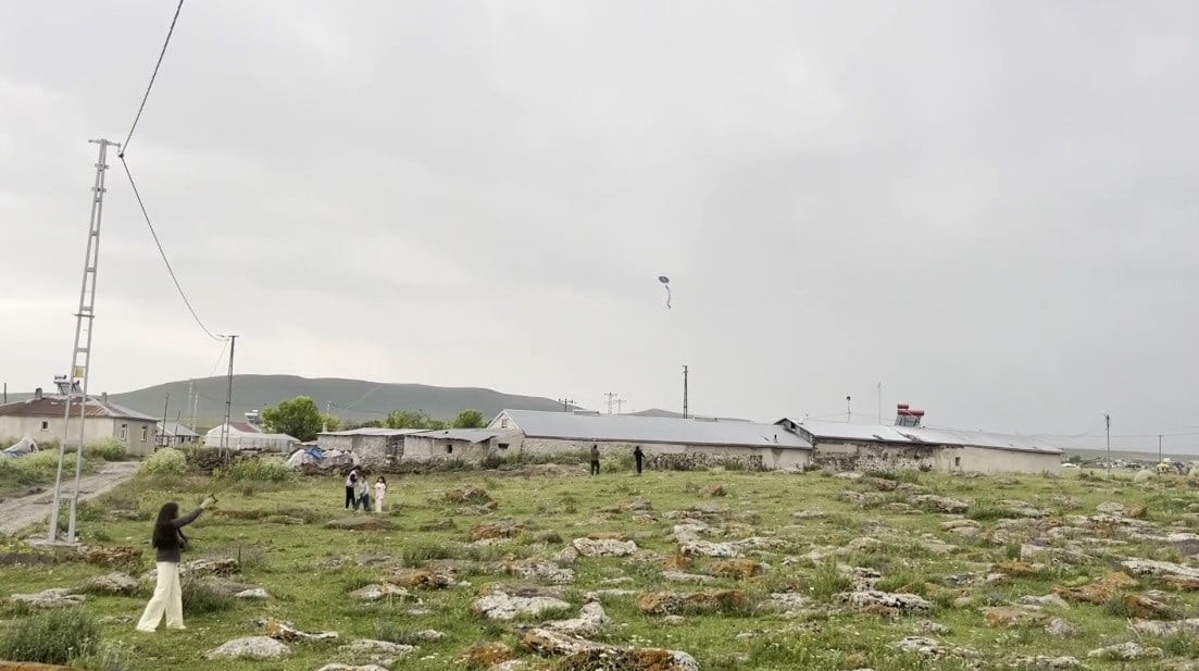 KARS’TA KÖY ÇOCUKLARININ UÇURTMA SEVİNCİ, İLK KEZ UÇURTMA UÇURAN ÇOCUKLARIN MUTLULUKLARI...