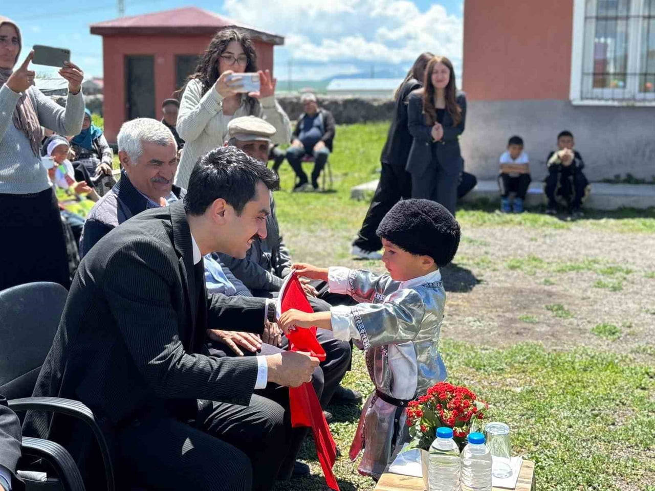 KARS’TA KÖY İLKOKULUNDA YILSONU COŞKUSU(KARS-İHA)