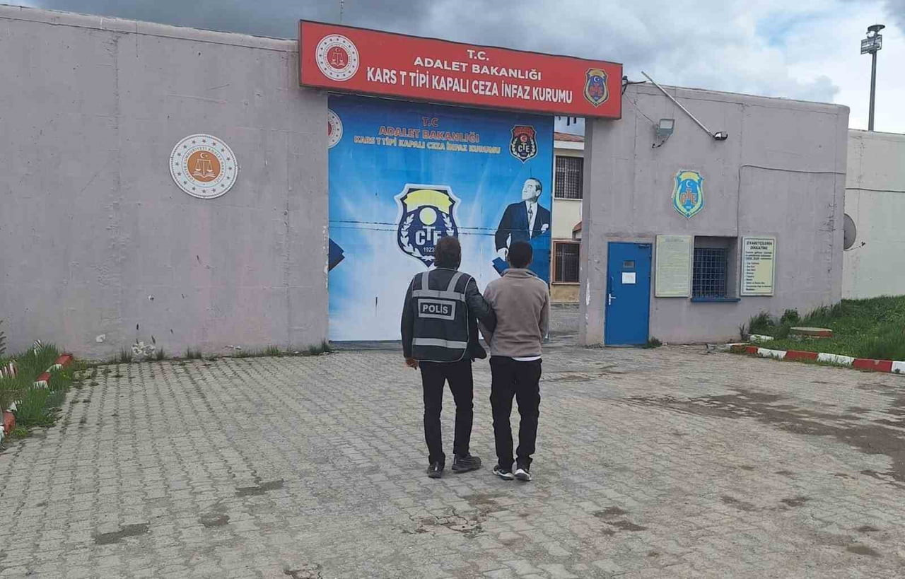 KARS’TA KREDİ KARTI DOLANDIRICISI YAKALANDI. 8 YIL 4 AY HAPİS CEZASIYLA ARANIYORDU(KARS-İHA)