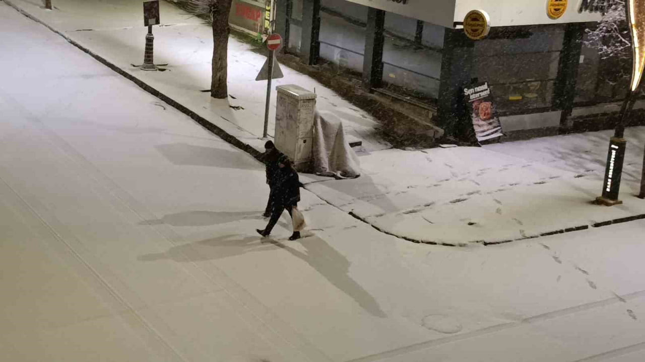 KARS’TA NİSAN SÜRPRİZİ: 5 DAKİKADA BEYAZA BÜRÜNDÜ(IŞIK ÇAPANOĞLU/KARS-İHA)