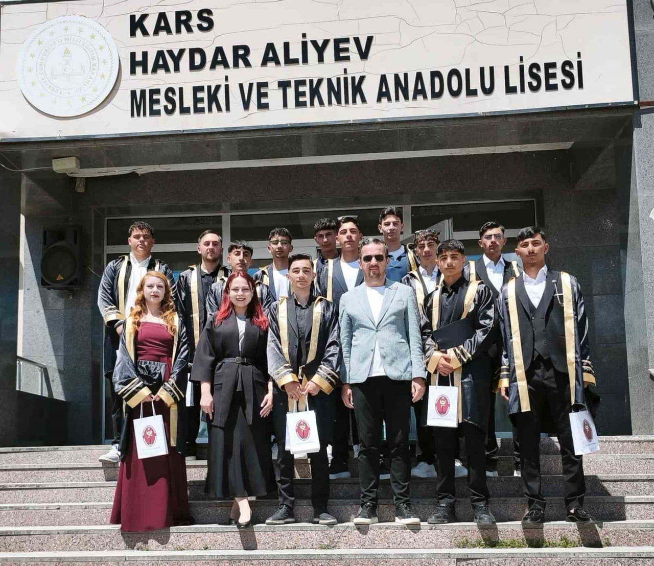 KARS’TA VETERİNER SAĞLIK TEKNİSYENLERİ MEZUNİYET SEVİNCİ YAŞADI(KARS-İHA)