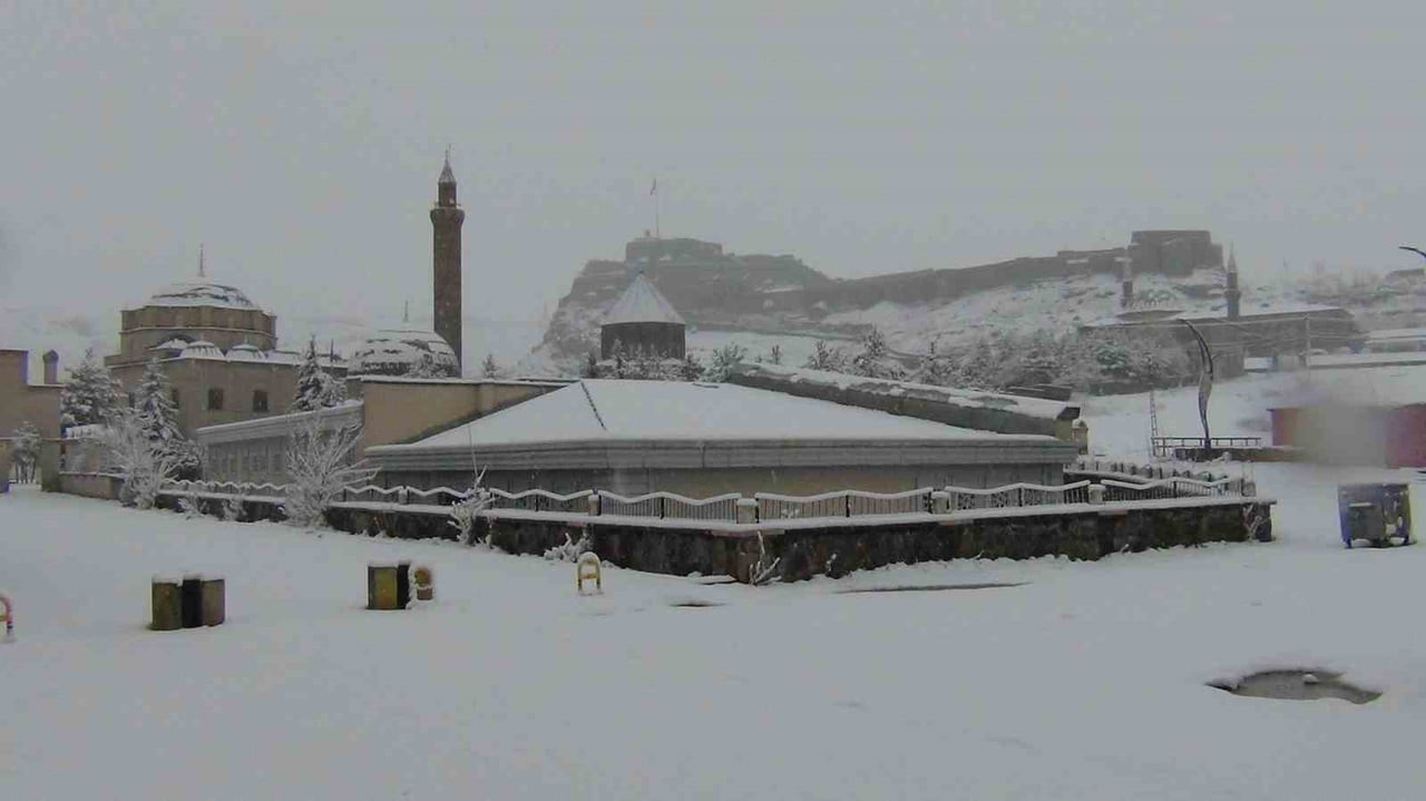 KARS’TA YER GÖK BEYAZ: KAR KALINLIĞI 30 SANTİMİ AŞTI(IŞIK ÇAPANOĞLU/KARS-İHA)