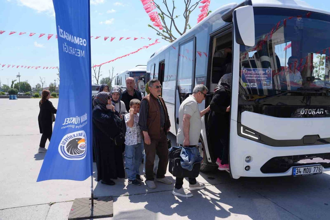 KARTAL BELEDİYESİ TARAFINDAN KURBAN BAYRAMI DOLAYISIYLA YAKINLARININ KABİRLERİNİ ZİYARET ETMEK...