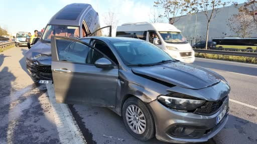 Kartal'da 4 aracın karıştığı zincirleme kazada 5 kişi yaralandı
