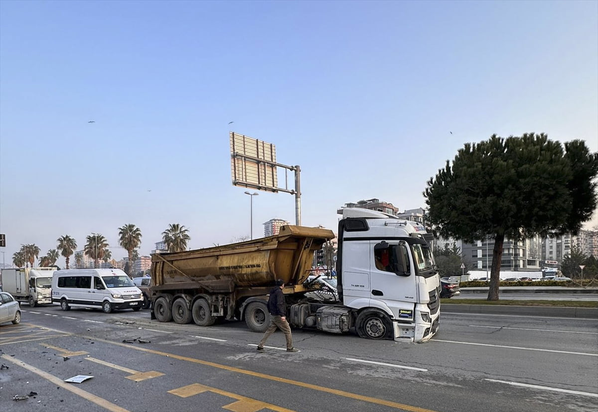 Kartal'da, kırmızı ışıkta geçen bir otomobilin kavşaktan dönen hafriyat kamyonuna çarpıp, otobüs...
