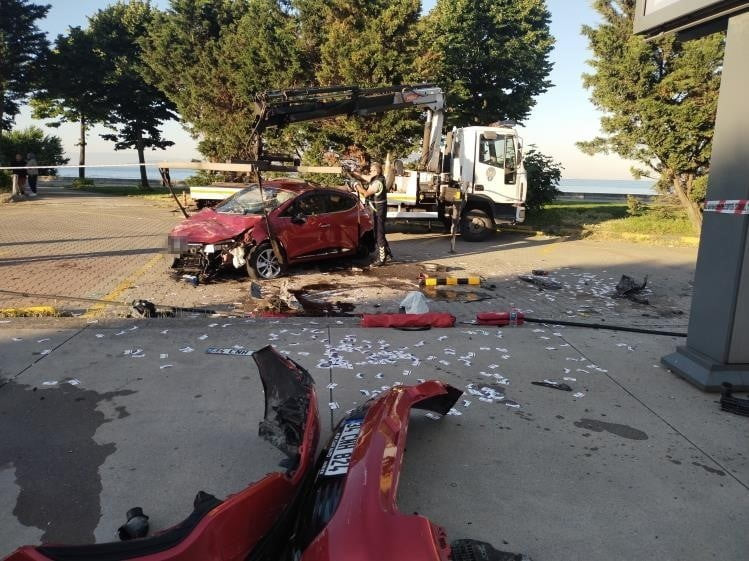 KARTAL'DA KONTROLDEN ÇIKAN ARAÇ TAKLA ATTI: 1 YARALI