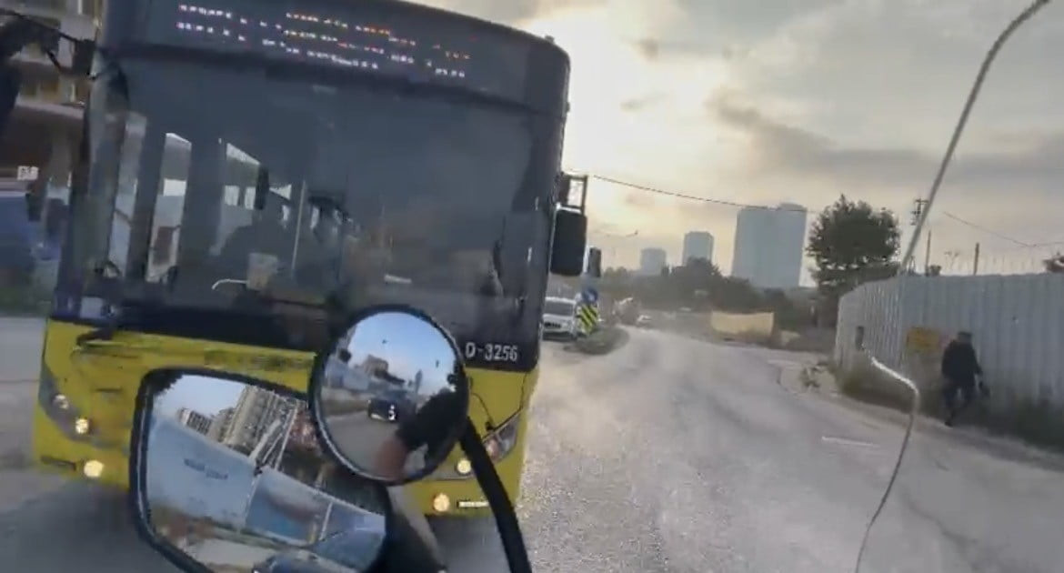KARTAL’DA KIRMIZI IŞIKTA GEÇTİĞİ İDDİA EDİLEN İETT OTOBÜSÜ, YEŞİL IŞIKTA İLERLEYEN MOTOSİKLETLİYE...