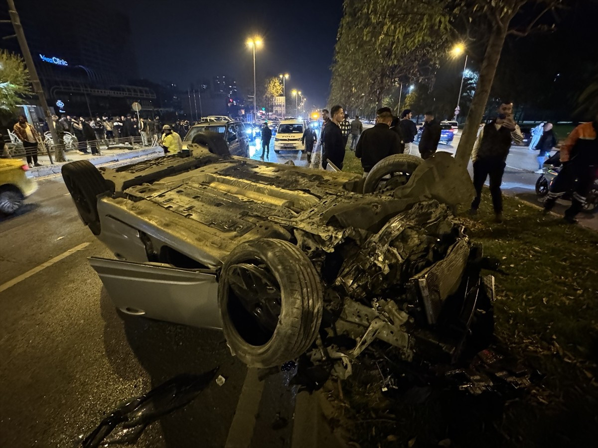 Kartal’da sahil şeridinde 3 otomobil ve bir hafif ticari aracın karıştığı kazada 5 kişi...