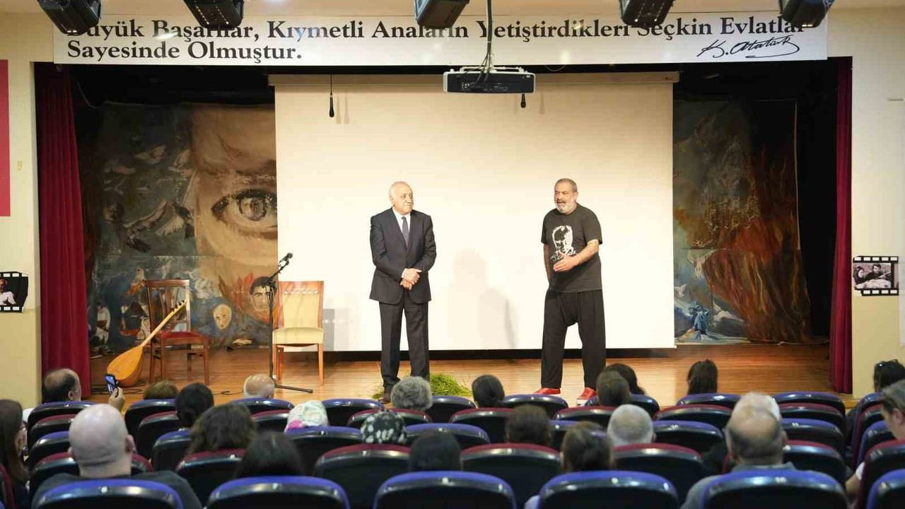 Kartal'da Tiyatro Rüzgarı: Kavuklu Hamlet ve Derviş Dolu Dolu Bir Hafta Sonu Sundu