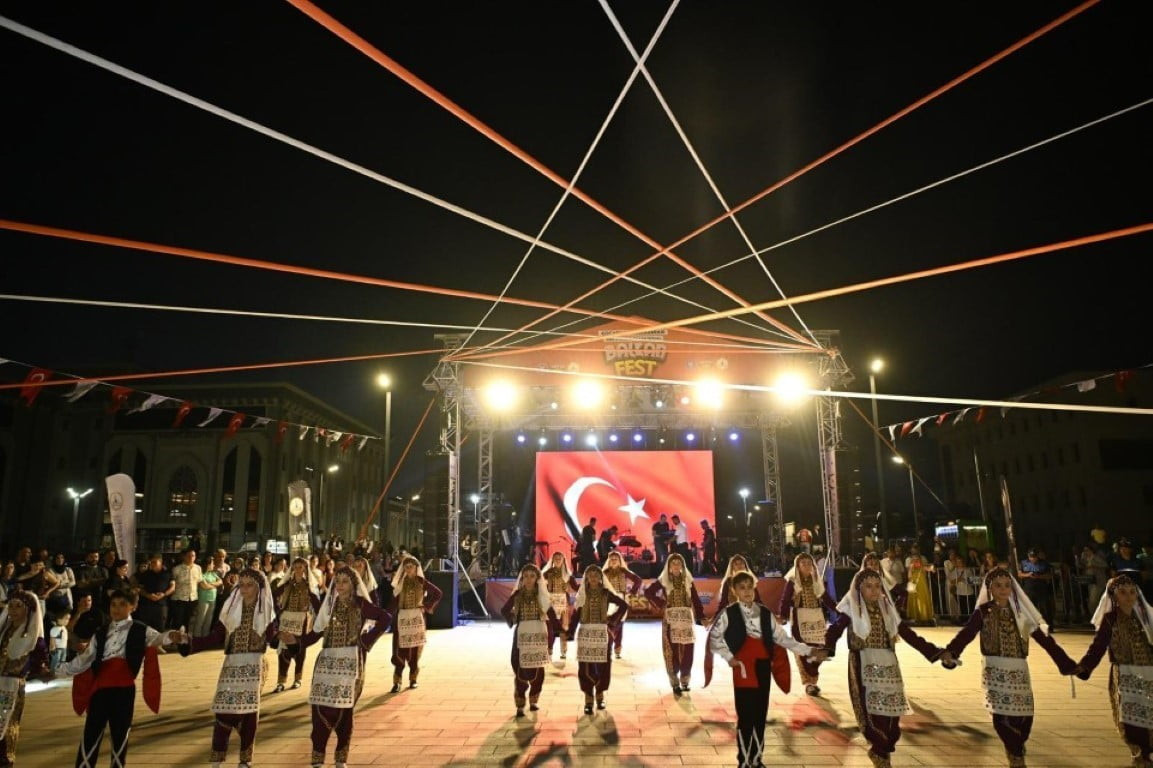 KARTEPE, ULUSLARARASI BALKAN HALK OYUNLARI FESTİVALİ'NE EV SAHİPLİĞİ YAPMAYA HAZIRLANIYOR. KORTEJ...