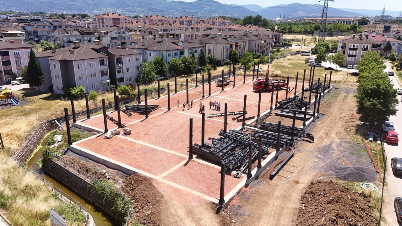 KARTEPE'DE ATAEVLER MAHALLESİ'NDE İNŞA EDİLEN 2 BİN 500 METREKARE KAPALI ALANA SAHİP KENT ÇARŞISI...