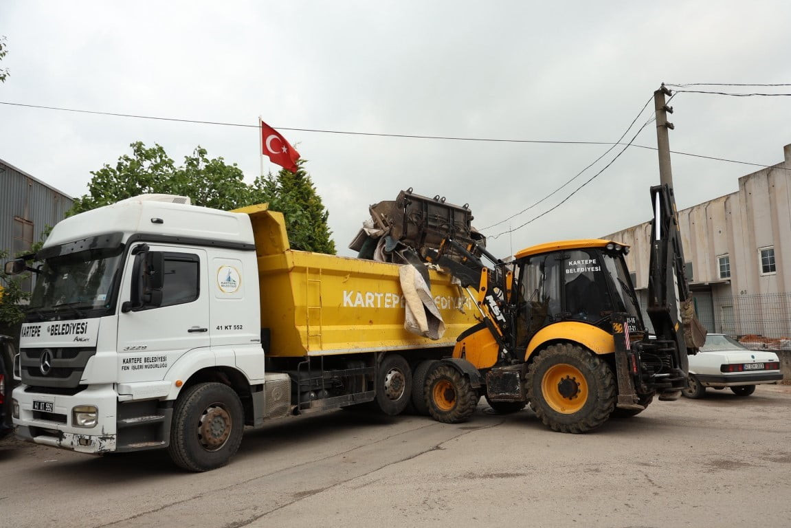 KARTEPE'DE BAYRAM HAZIRLIĞI YAPAN EKİPLER, TÜM MAHALLELERDE YOL YIKAMA VE SÜPÜRME ÇALIŞMALARI...