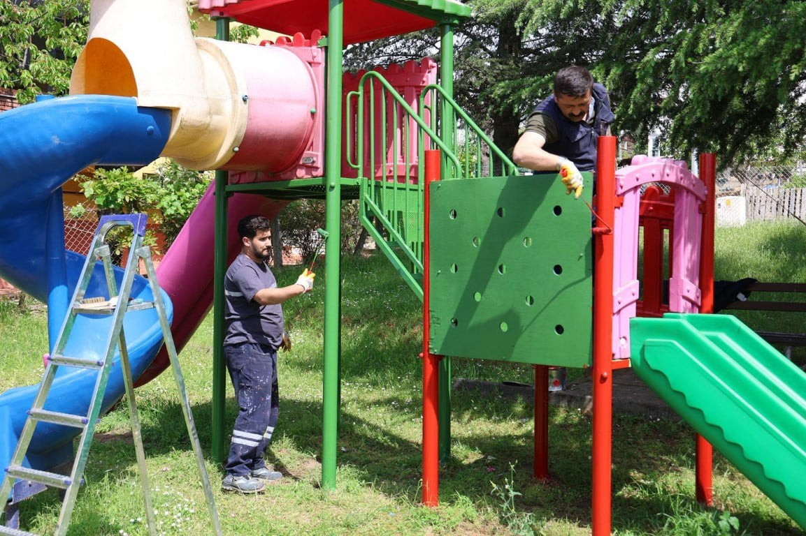 KARTEPE'DE BELEDİYE EKİPLERİ, ÇOCUKLARIN DAHA GÜVENLİ VE KONFORLU VAKİT GEÇİREBİLMESİ AMACIYLA...