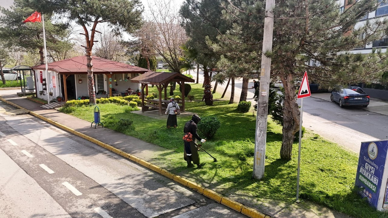 KARTEPE'DE BELEDİYE EKİPLERİNCE YEŞİL ALANLARIN DÜZENLİ VE TEMİZ HALE GETİRİLMESİ AMACIYLA BAKIM...