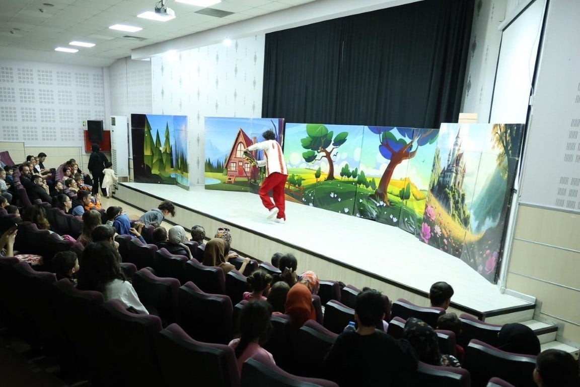 KARTEPE'DE KÜLTÜR VE SANAT ETKİNLİKLERİ ÇERÇEVESİNDE SAHNELENEN "MİYAV KARNAVALI" ADLI ÇOCUK...
